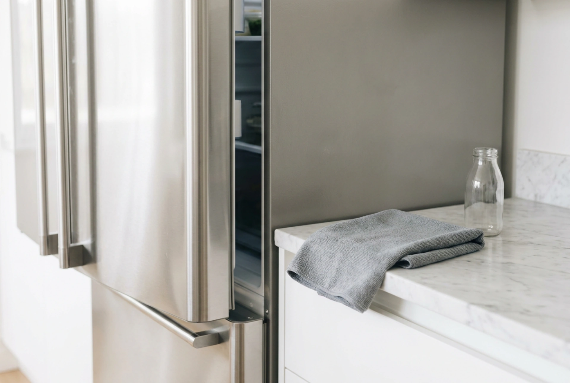 Comment nettoyer un réfrigérateur avec machine à glaçons sans inonder le mécanisme