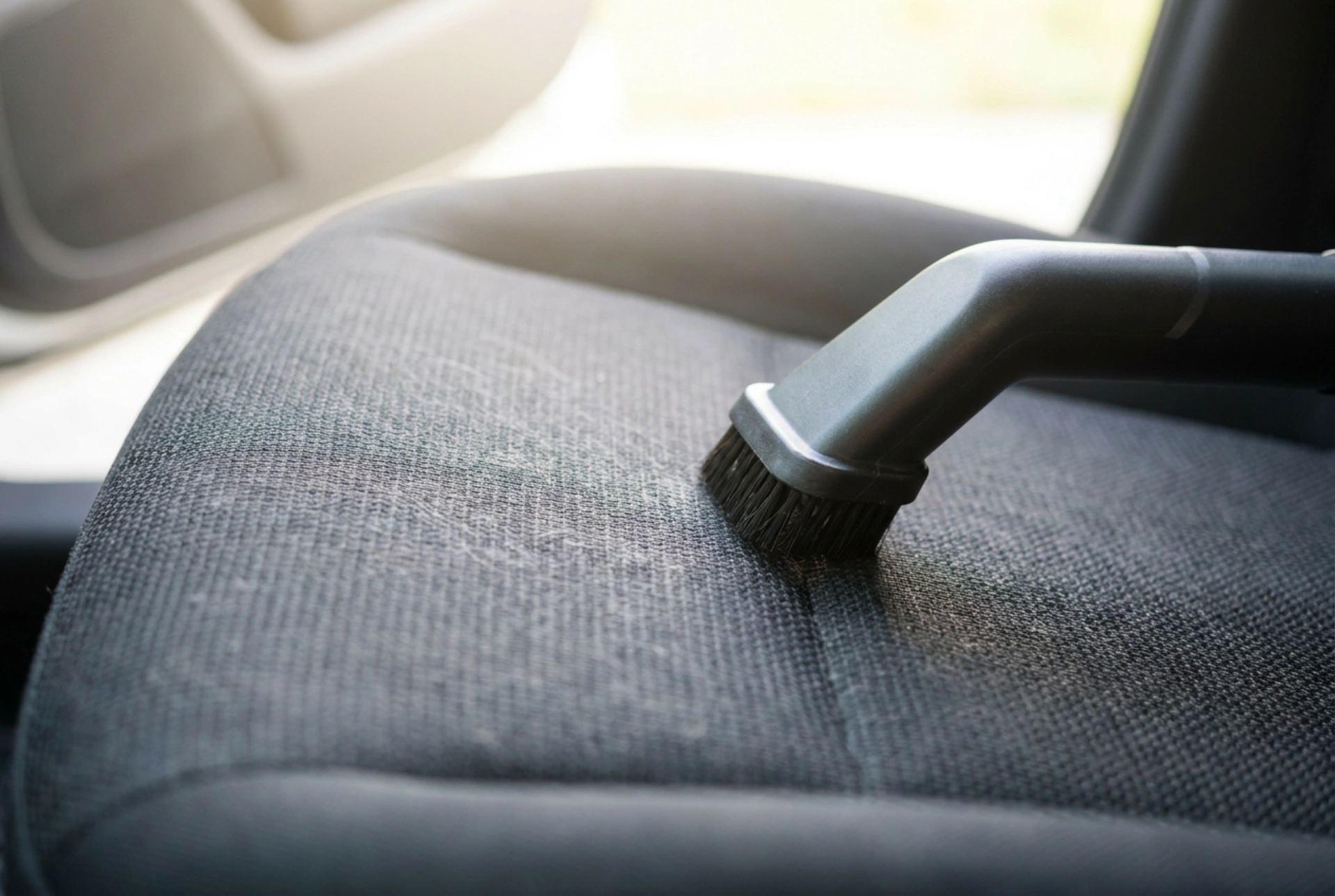 Nettoyage des sièges de voiture à l'injecteur-extracteur sans excès d'humidité