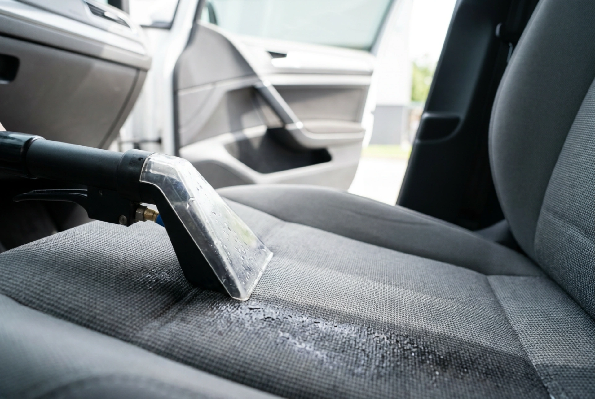 Comment nettoyer et rafraîchir les sièges de voiture à l'injecteur-extracteur
