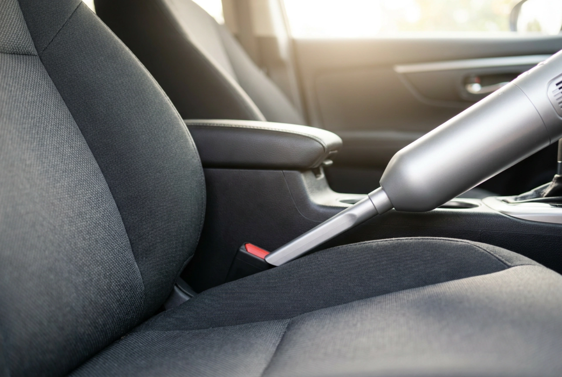 Comment nettoyer les interstices d'une voiture avec un petit aspirateur