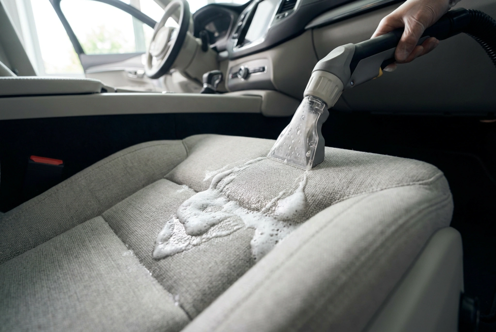 Comment nettoyer la sellerie de voiture avec un aspirateur injecteur-extracteur