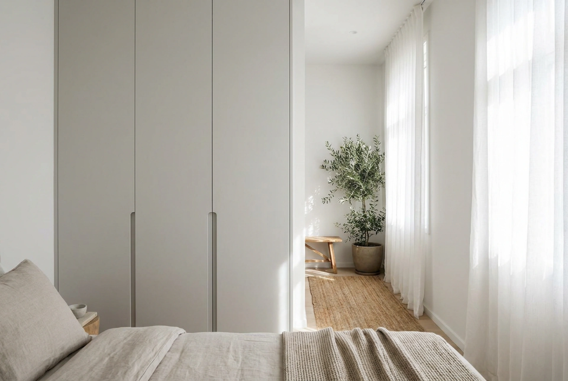 Aménagement d'une petite pièce avec une armoire facilitant le mouvement quotidien